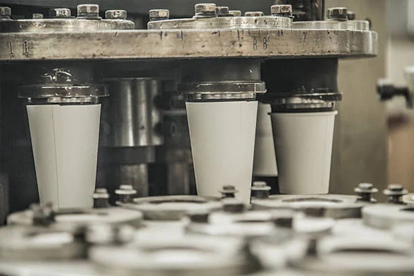 مقایسه ظروف یک‌بار مصرف کاغذی و پلاستیکی