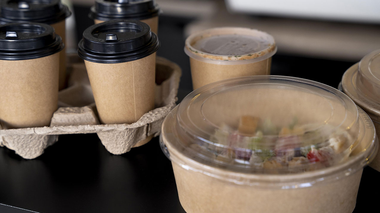 مقایسه ظروف یکبار مصرف کاغذی و گیاهی